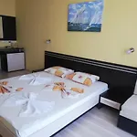 за гости чайка град ゲストハウス 4*